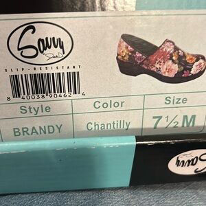 Slip resistant light weight clogs